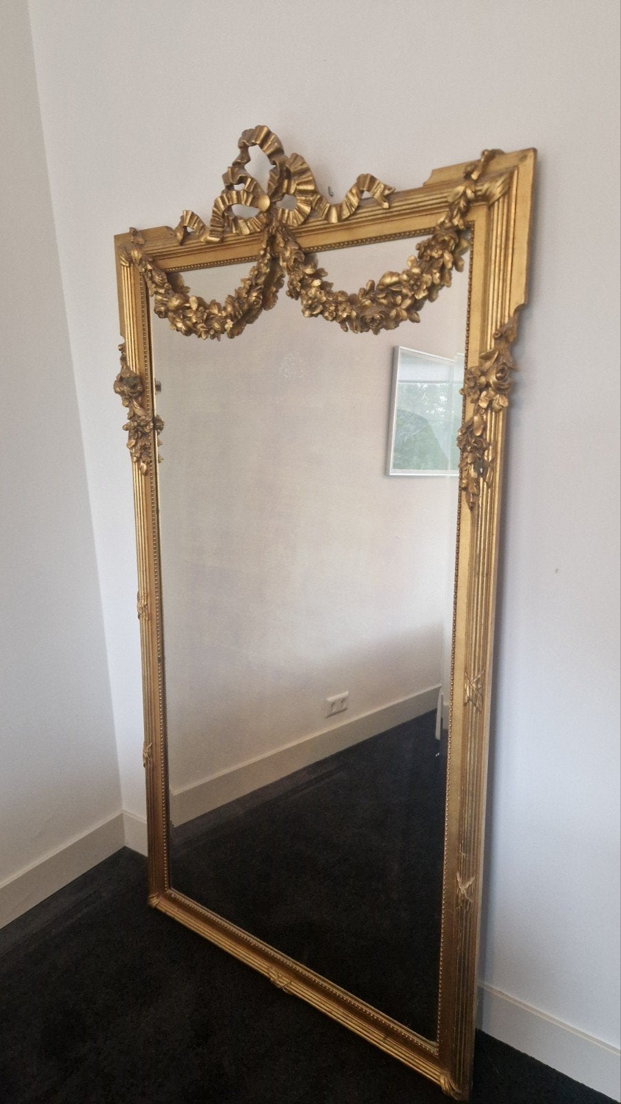 Grote antieke kuifspiegel met gouden lijst en decoraties, Ophalen, Rechthoekig, 50 tot 100 cm, 150 tot 200 cm