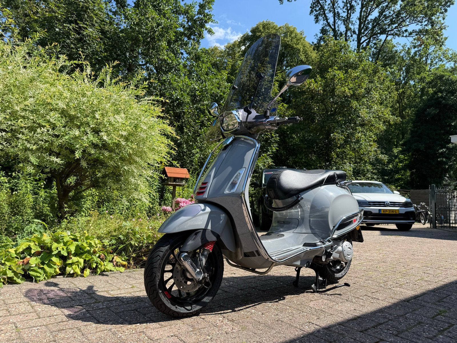Vespa Sprint 2018 50cc brom grijs, Fietsen en Brommers, Ophalen, Zo goed als nieuw