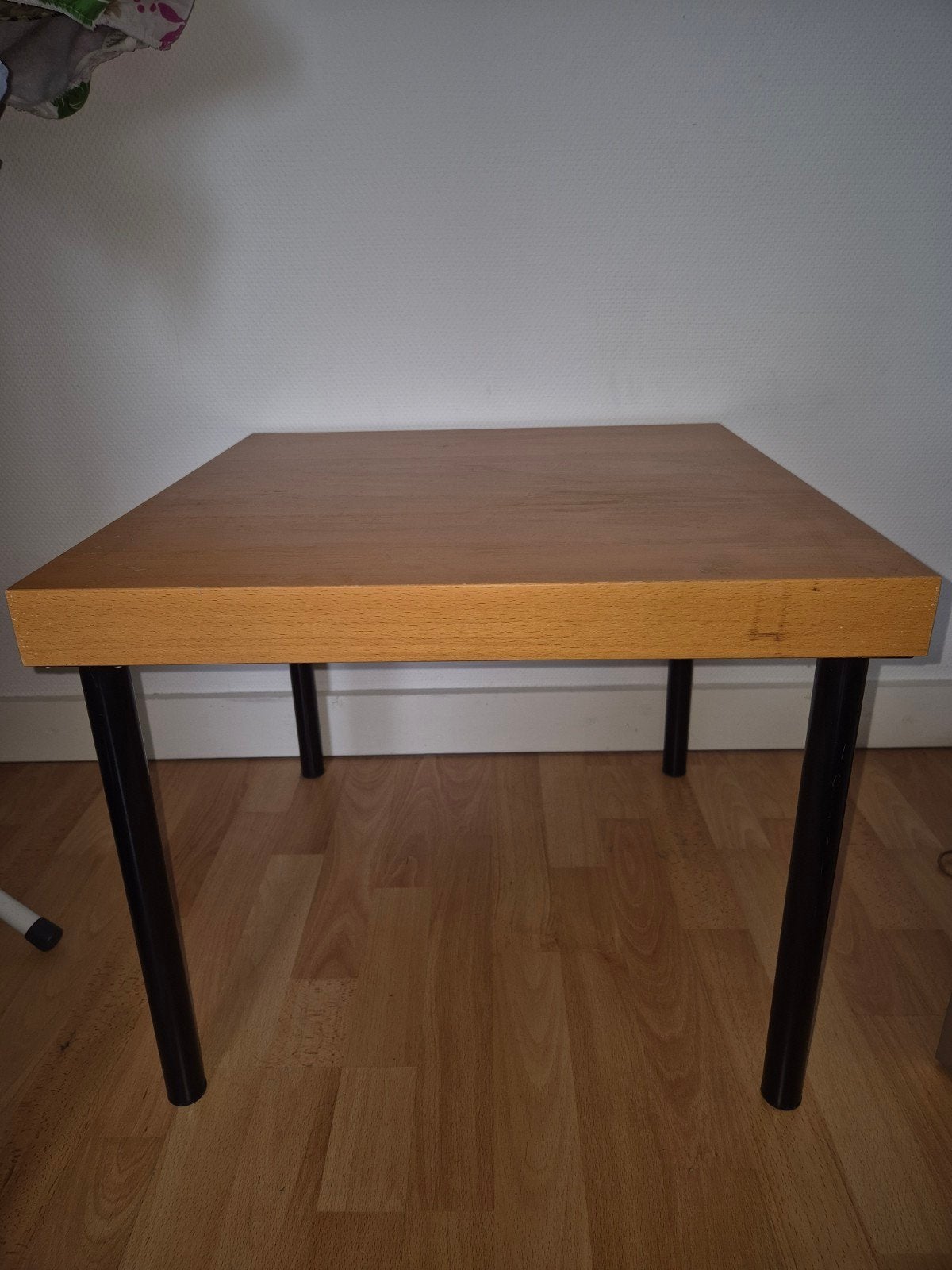 Gratis houten bijzettafel met zwarte poten, Minder dan 50 cm, Gebruikt, Modern, functioneel, Vierkant