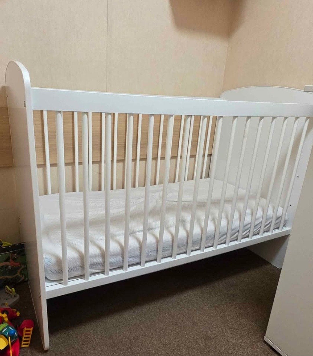 Babykamer met ledikant en commode, Ophalen, Zo goed als nieuw, Lattenbodem