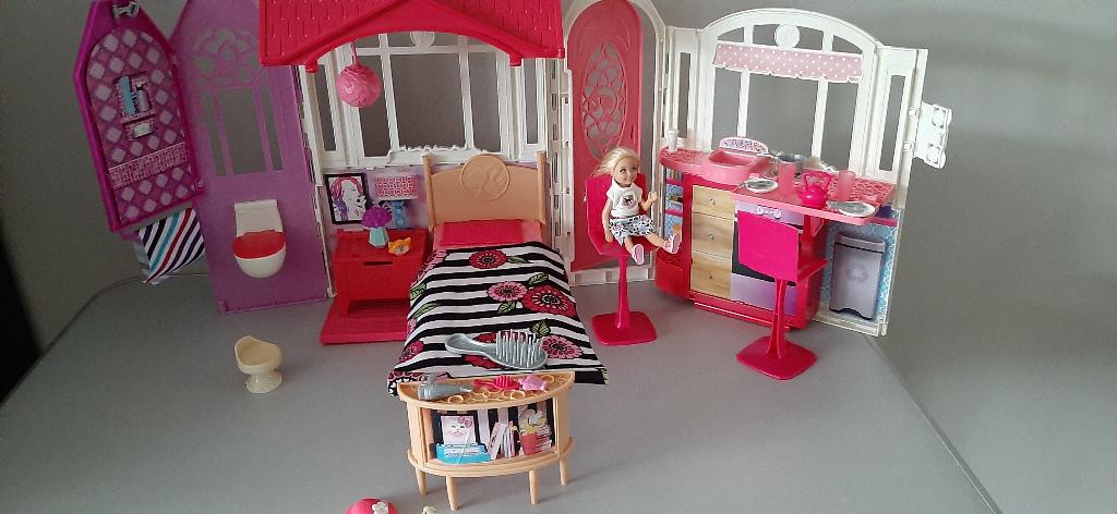 barbie meeneemhuis en kleine barbie met veel accessoires., Ophalen of Verzenden, Zo goed als nieuw, Barbie