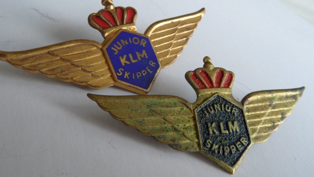 K.L.M. vliegtuigmaatschappij Junior Skipper spelden 2 x, Verzenden, Gebruikt, Merk, Speldje of Pin
