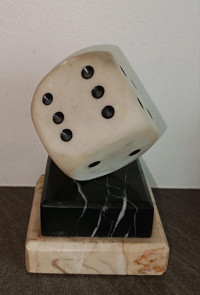 Decoratieve marmeren dobbelsteen op sokkel, Overige onderwerpen, Minder dan 20 cm, Ophalen of Verzenden, Beeld