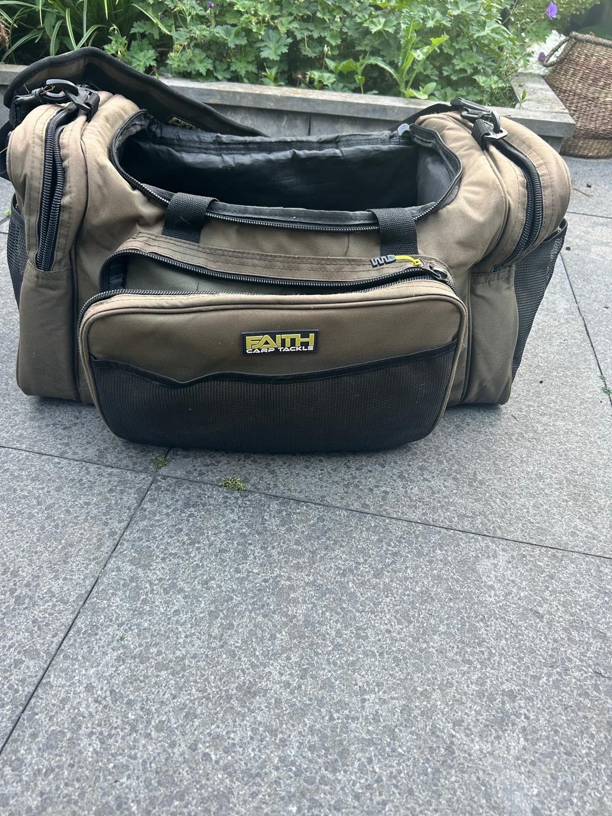 Faith Carp Tackle Vistas Bag - Ruime Vistas voor Karpervisse, Ophalen, Gebruikt, Koffer of Tas