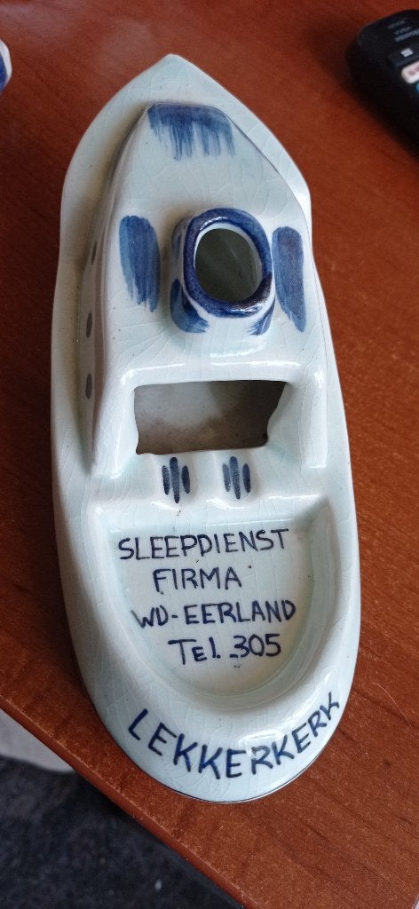 Porseleinen asbak, sleepdienst familie Eerland Lekkerkerk., Ophalen of Verzenden, Zo goed als nieuw, Motorboot of Zeilboot, Gebruiksvoorwerp