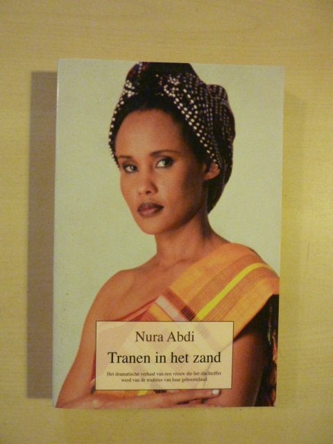 Nura Abdi - Tranen in het zand, Verzenden, Zo goed als nieuw, Sport