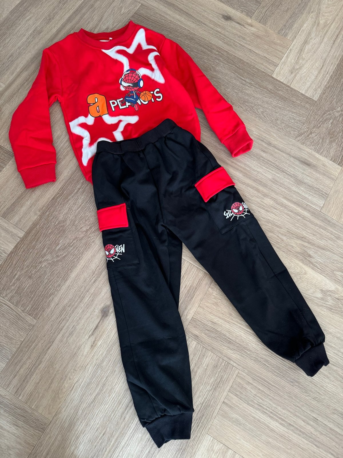 Spiderman trainingspak rood/zwart 122/128/134, Kinderen en Baby's, Verzenden, Nieuw, Maat 128
