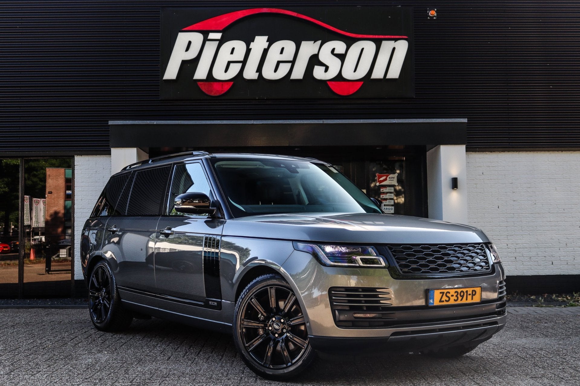 Land Rover Range Rover 2.0 P400e LWB !BTW! TREKHAAK 360 NAP, Auto's, Land Rover, Automaat, Gebruikt, 4 cilinders, 2500 kg