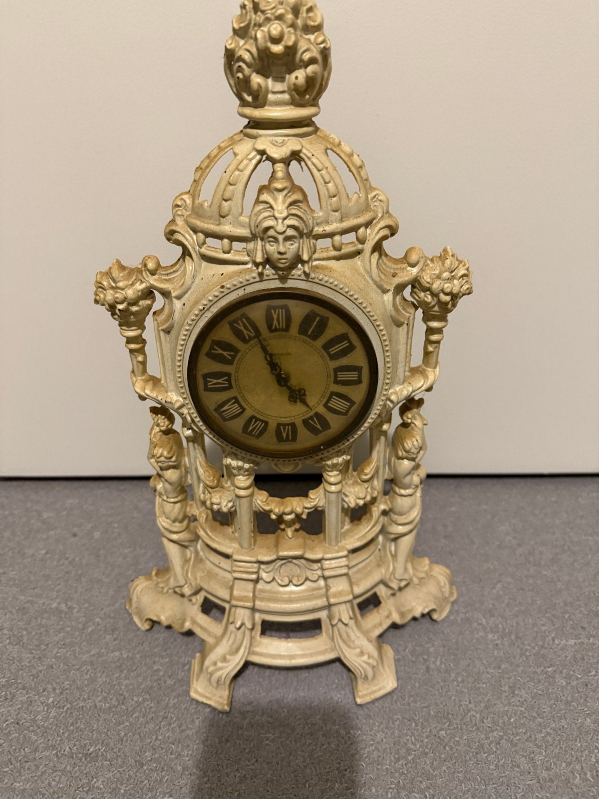 Antieke decoratieve tafelklok, Ophalen