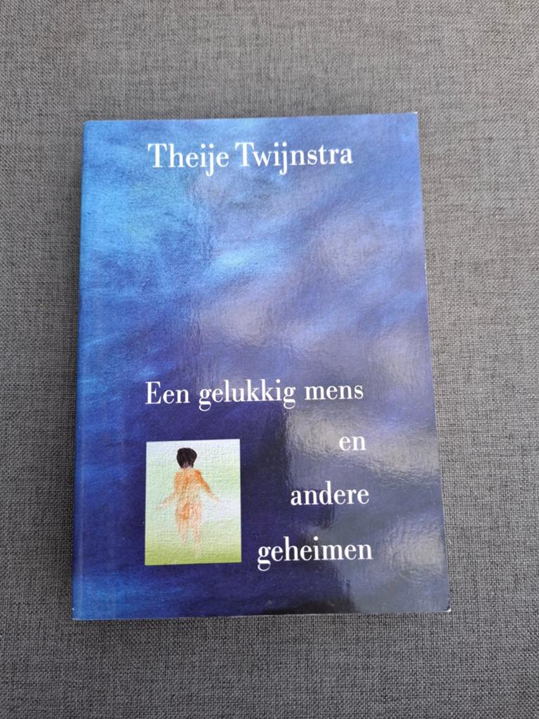 Theije Twijnstra - Een gelukkig mens en andere geheimen, Boeken, Achtergrond en Informatie, Ophalen of Verzenden, Zo goed als nieuw
