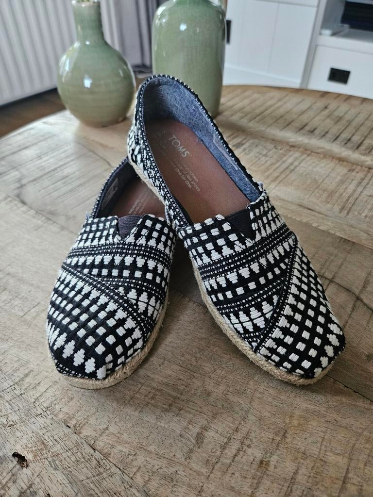 TOMS instappers zwart/ecru, maat 37, Zwart, Ophalen of Verzenden, Zo goed als nieuw, Toms