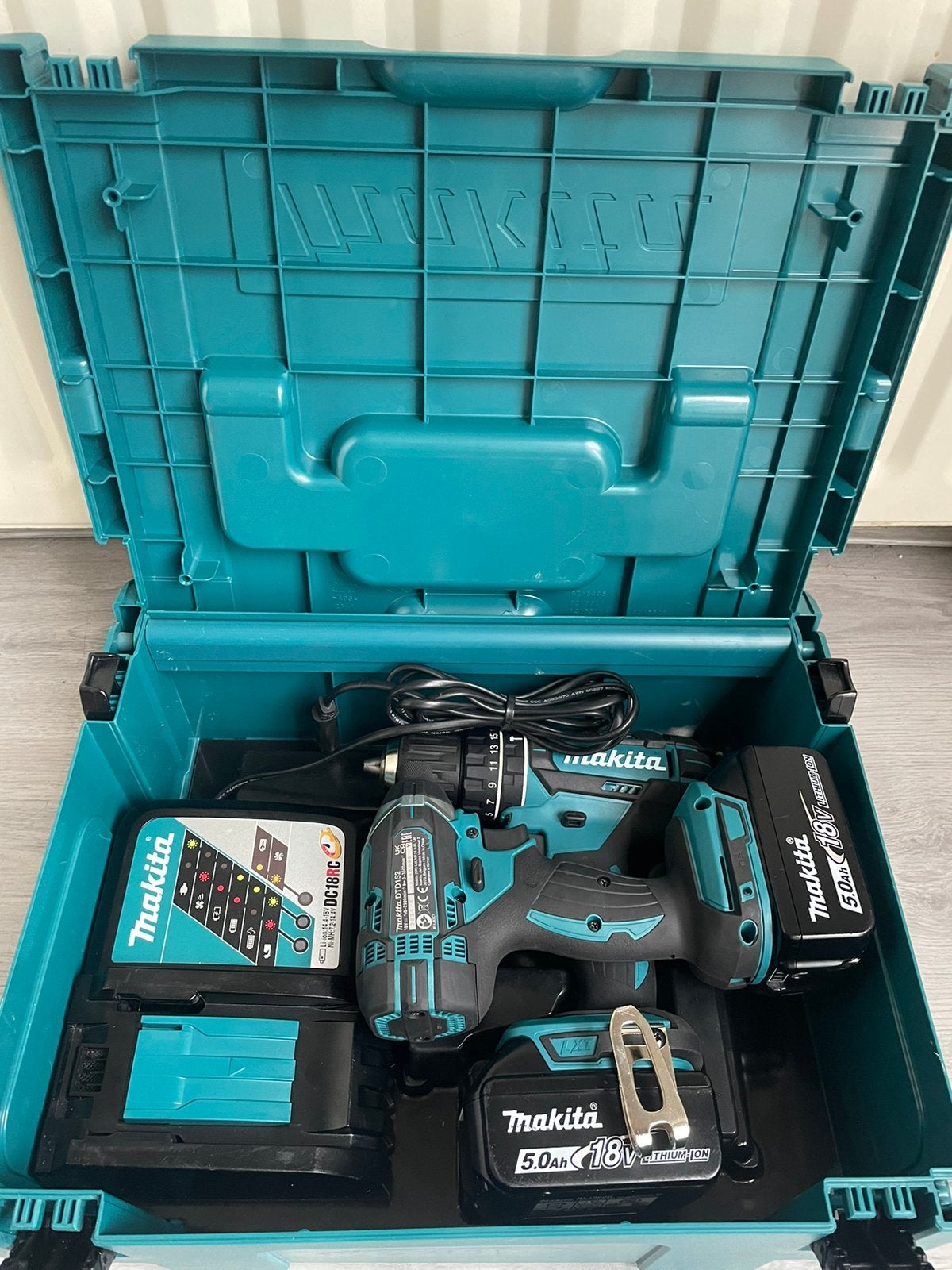 Makita DLX2131, Ophalen, Zo goed als nieuw