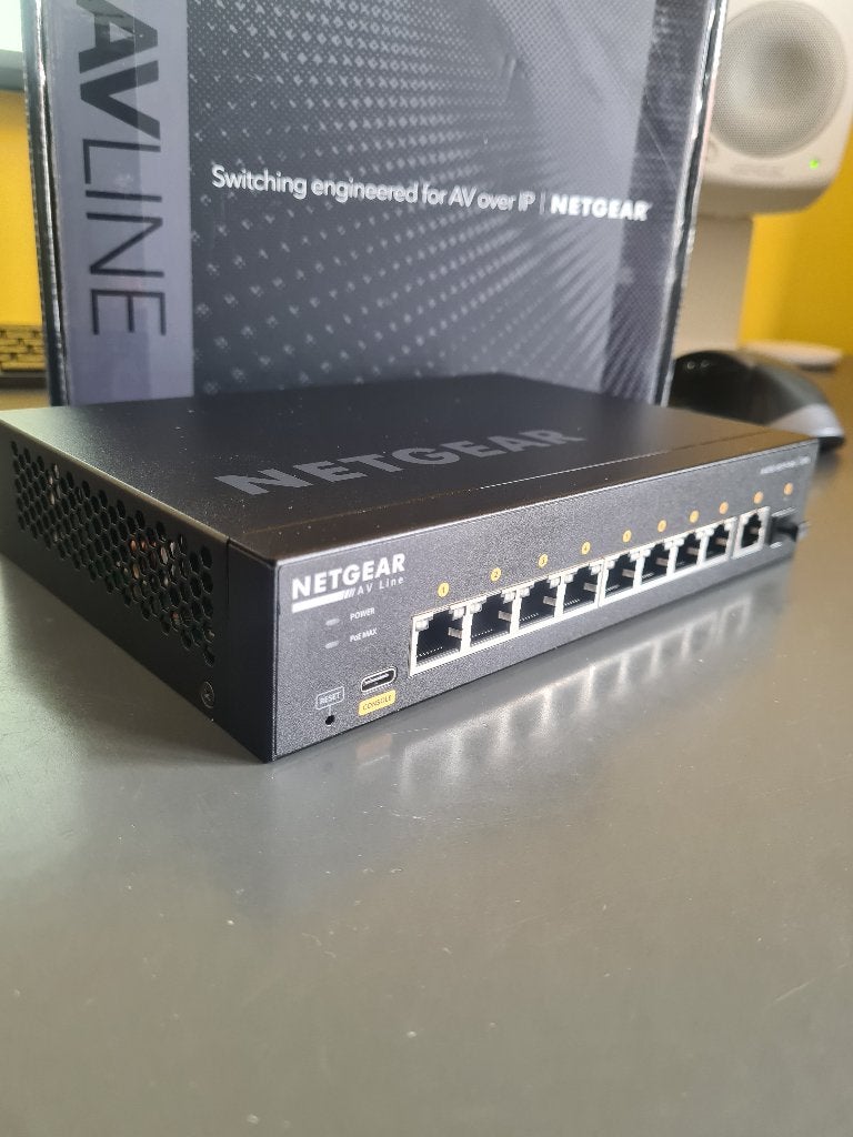 NETGEAR M4250 AV-Line 9G1F-PoE+, Ophalen of Verzenden, Zo goed als nieuw, Router met modem, Netgear