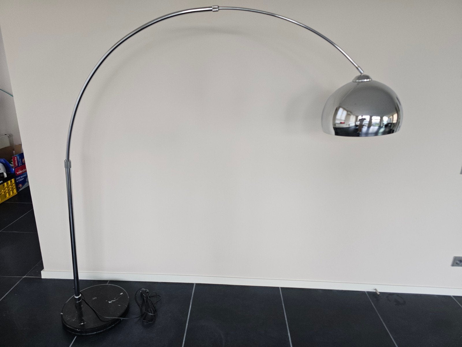 Moderne booglamp met chromen kap en marmeren voet, Ophalen, Gebruikt, 200 cm of meer, Metaal