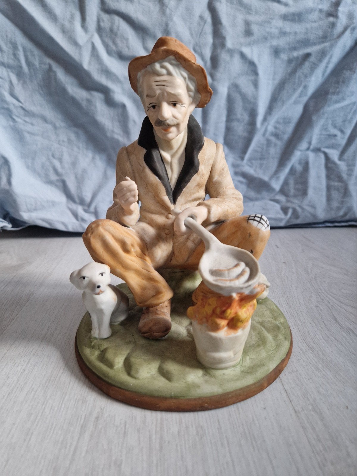Vintage beeldje van zwerver met hond en pan, Ophalen, Gebruikt, Mens