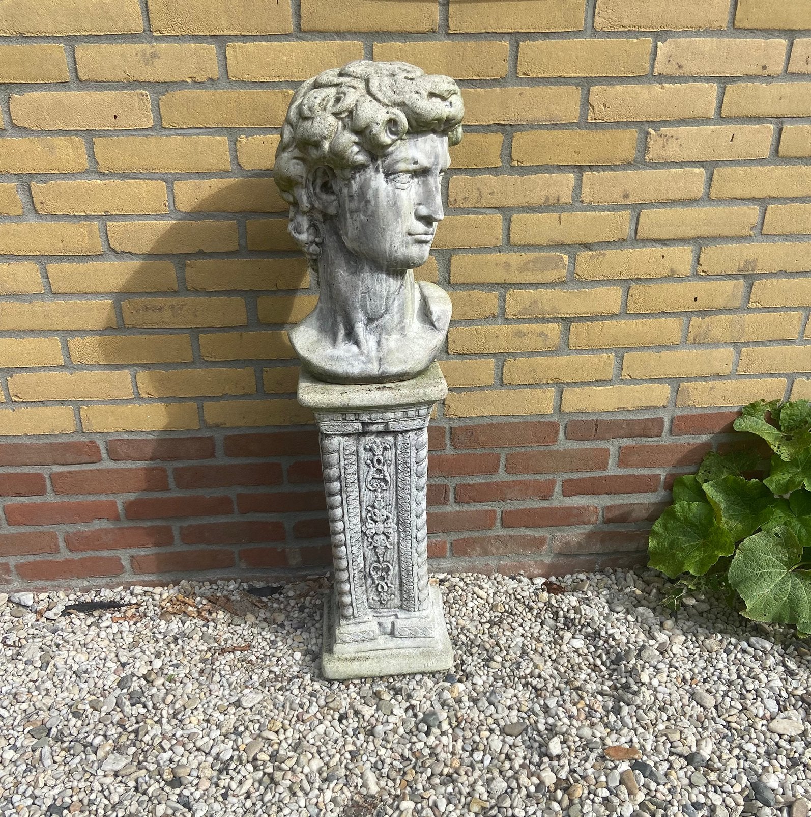 Betonnen buste van David (Michelangelo) op sokkel., Tuin en Terras, Ophalen, Zo goed als nieuw