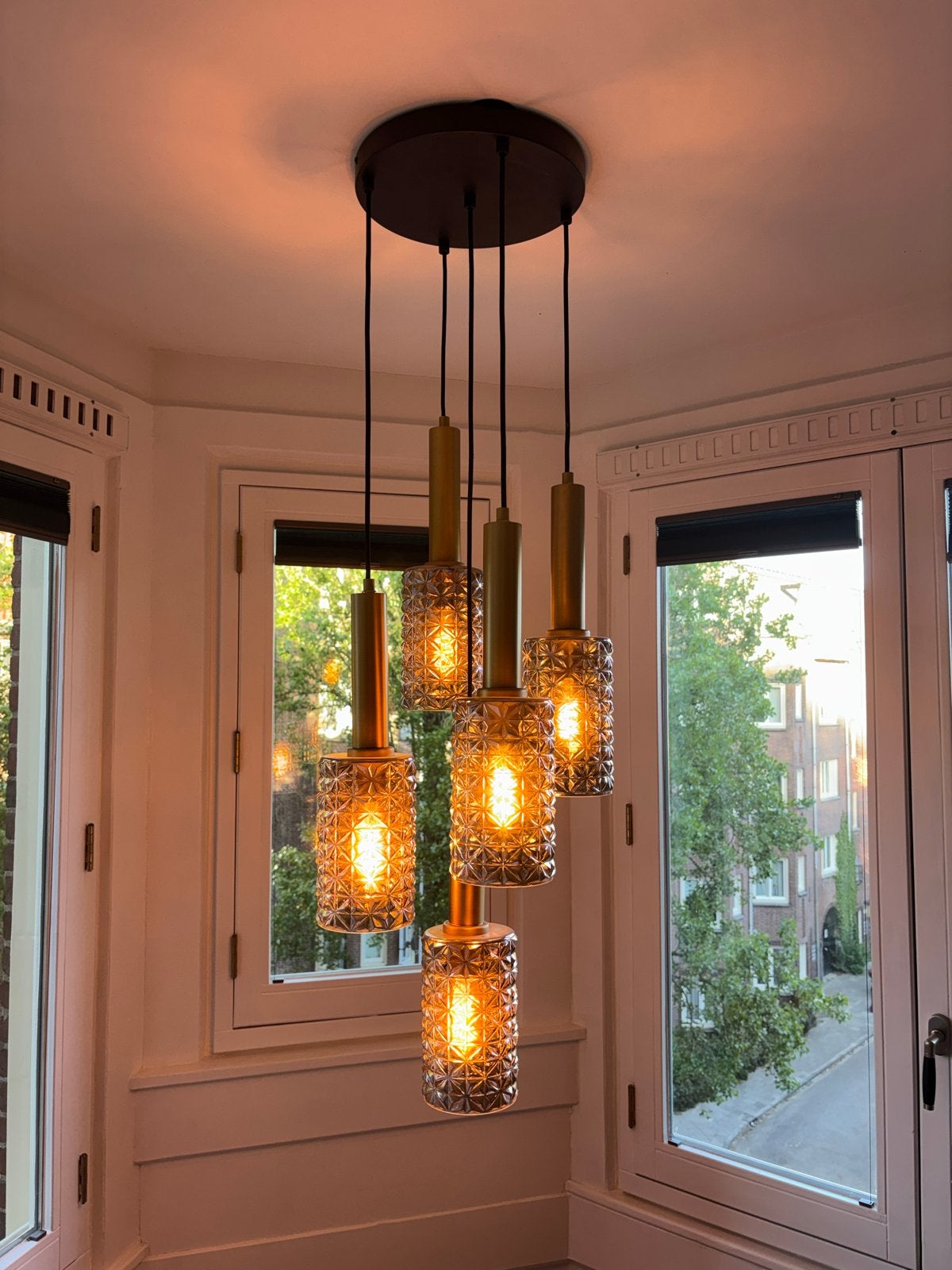 Moderne hanglamp met 5 glazen kappen en messing details, Ophalen, Zo goed als nieuw, Glas, E14 (klein)