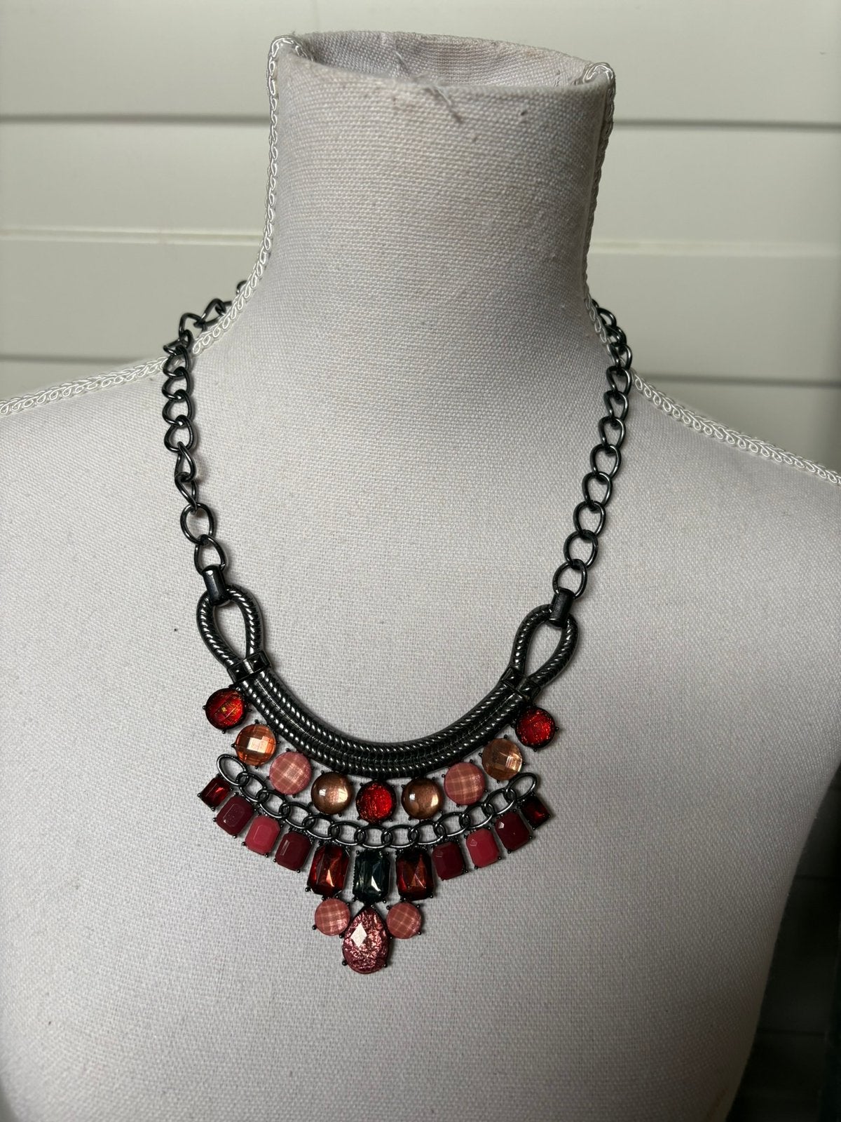 Statement ketting rood roze gunmetal grote stenen dames, Sieraden, Tassen en Uiterlijk, Ophalen of Verzenden, Rood, Overige materialen