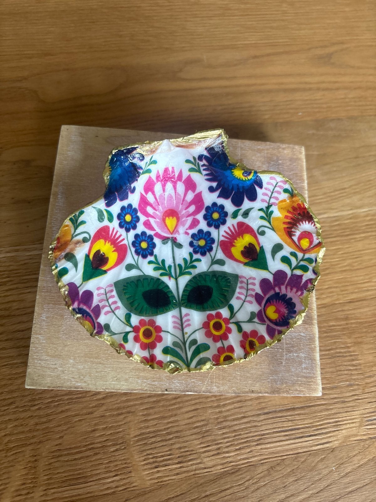 Decoratieve Schelp met Bloemenpatroon, Meerkleurig, Overige stijlen, Ophalen of Verzenden, Zo goed als nieuw