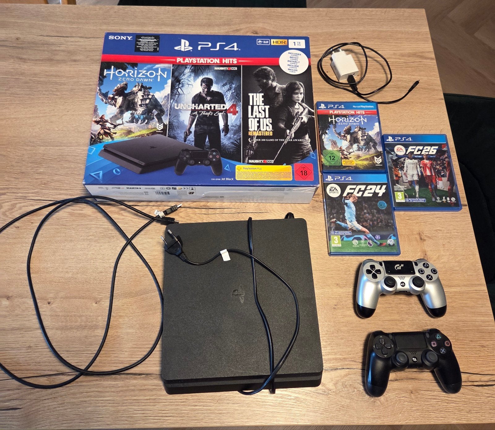 PlayStation 4 Slim 1 tb met 2 controllers en 3 games, Met games, Met 2 controllers, Ophalen of Verzenden, Zo goed als nieuw