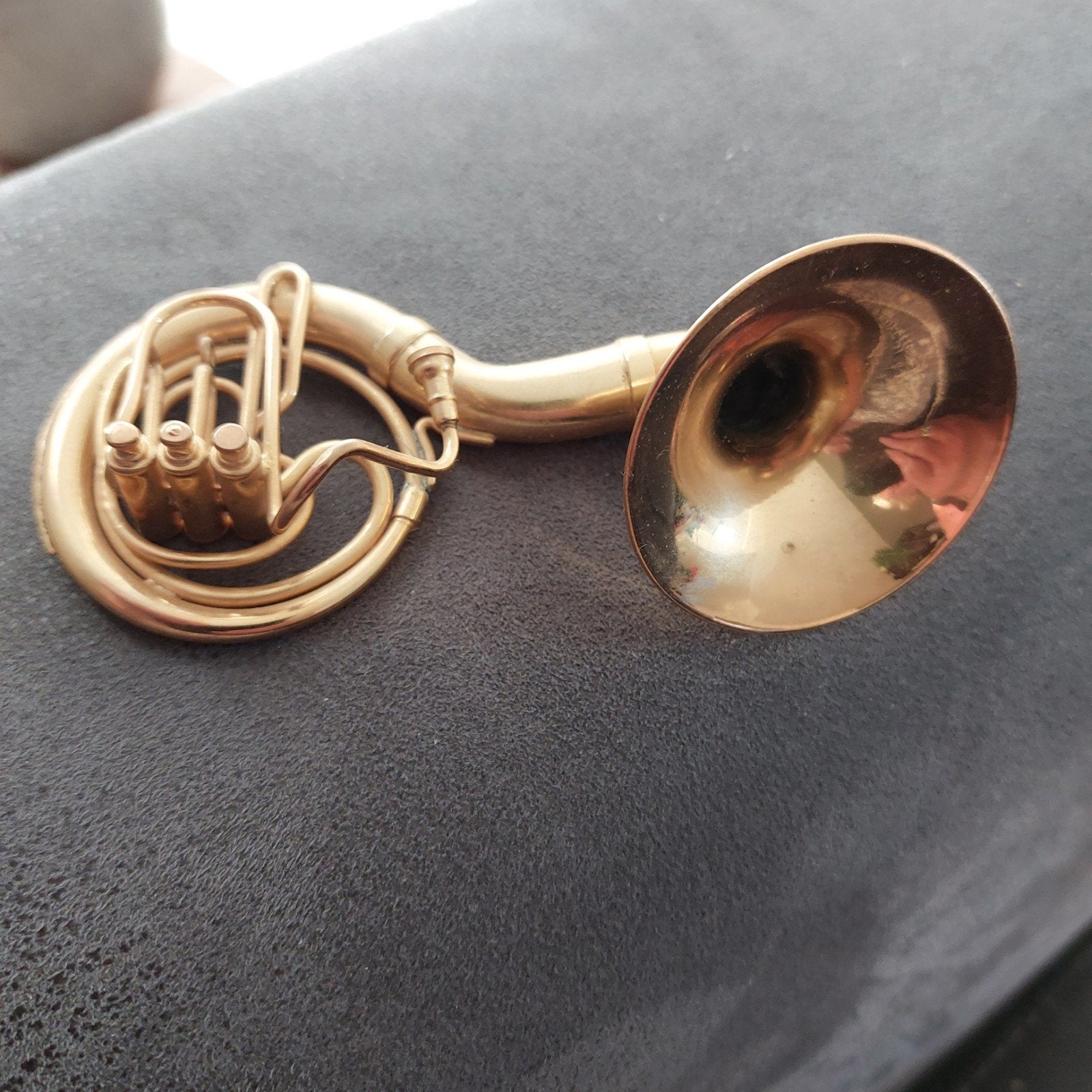Miniatuur hoorn met koffer - Decoratief messing instrument, Ophalen of Verzenden, Zo goed als nieuw, Koperblazer, Met koffer of draagtas