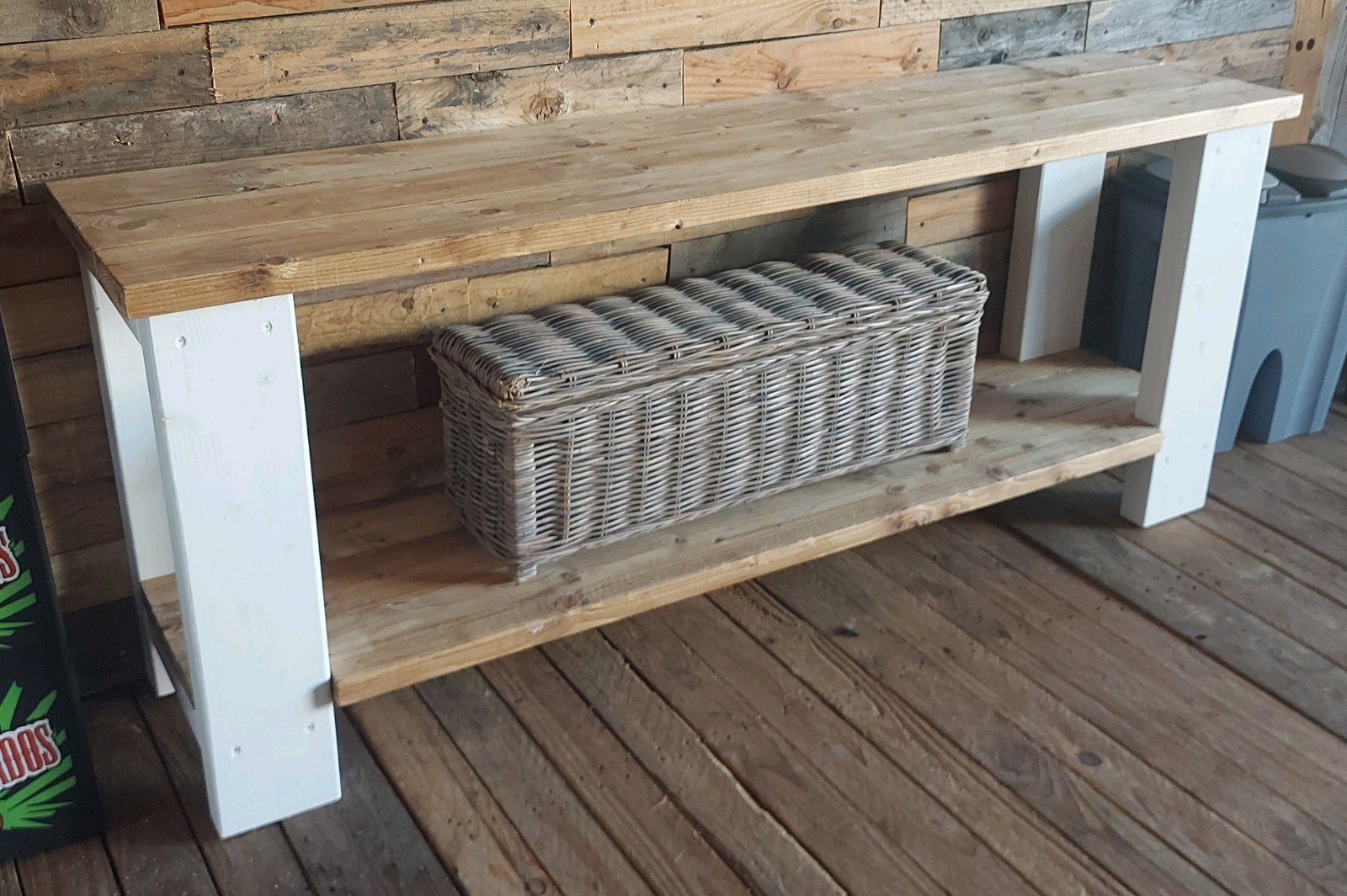 Vuren houten sidetable met gratis rieten kist, Huis en Inrichting, Tafels | Sidetables, Ophalen, Gebruikt, 150 tot 200 cm, Overige houtsoorten