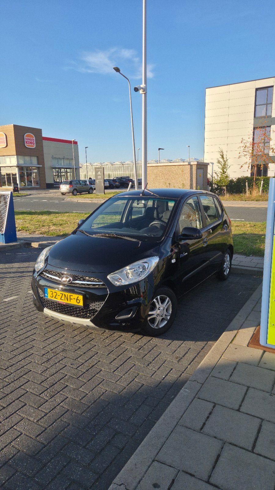 Hyundai i10 1.0 5DR 2013 Zwart met extra's!, Auto's, Voorwielaandrijving, Stof, 400 kg, Zwart