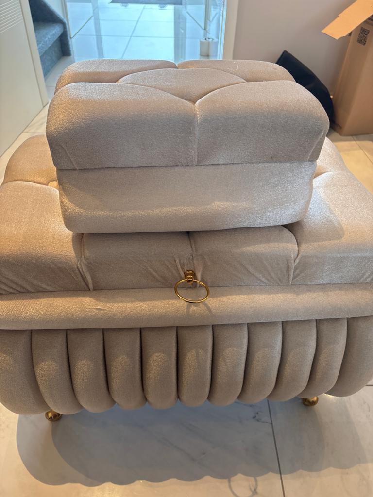 Cremekleurig Luxe Poef en Opbergbox Set met Gouden Details, Ophalen, Minder dan 50 cm, Zo goed als nieuw, Stof