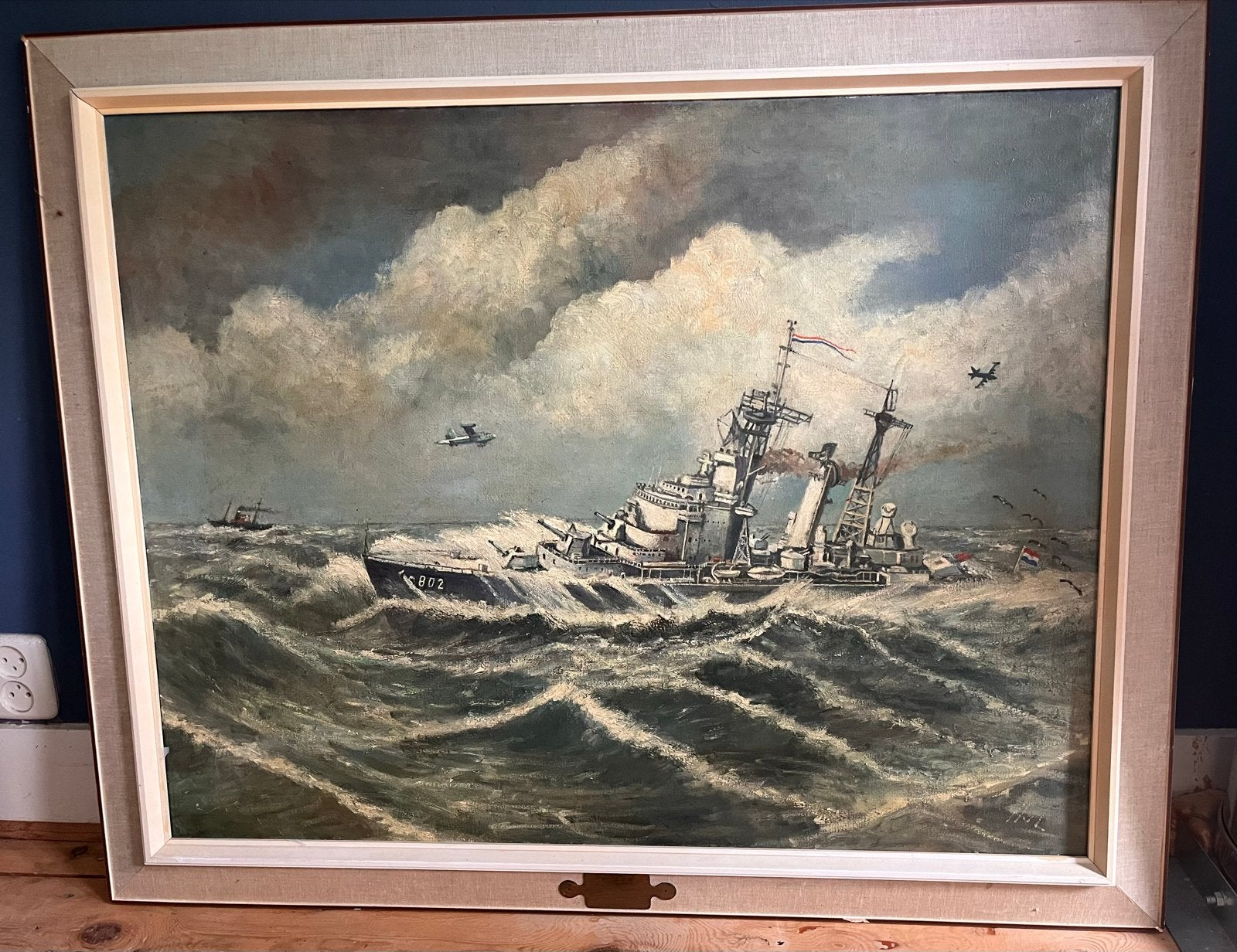 Olieverfschilderij: Zeeslag met oorlogsschip en vliegtuigen, Antiek en Kunst, Ophalen of Verzenden