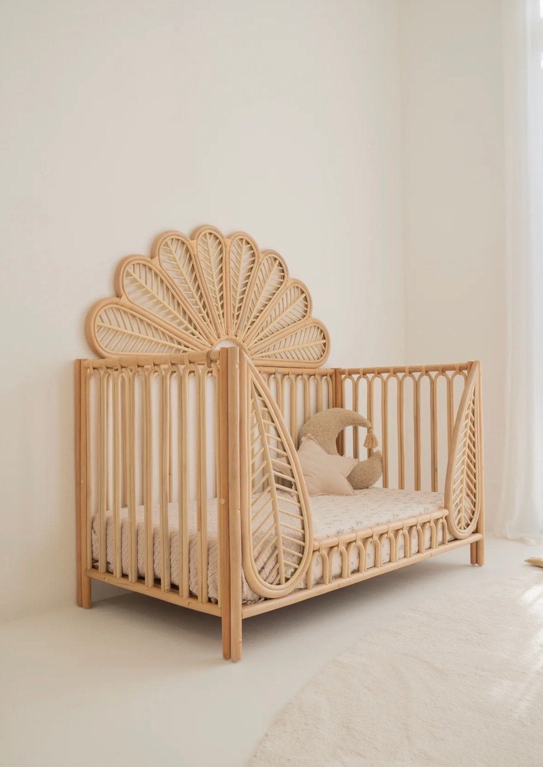 Lini shop Rotan babybedje en commode set met spiegel, Kinderen en Baby's, Ophalen, Zo goed als nieuw, Ledikant
