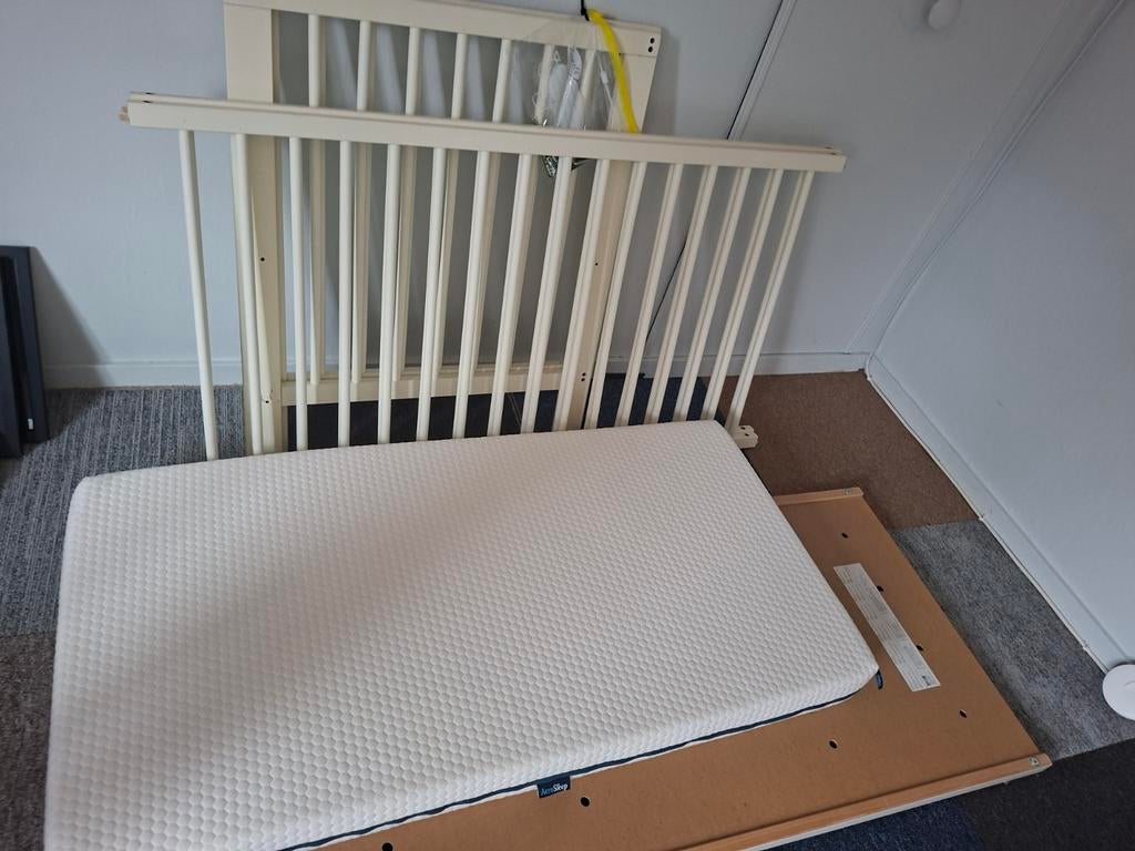 Wit ledikant inclusief matras, Kinderen en Baby's, Babywiegjes en Ledikanten, Ophalen of Verzenden, Zo goed als nieuw, Ledikant