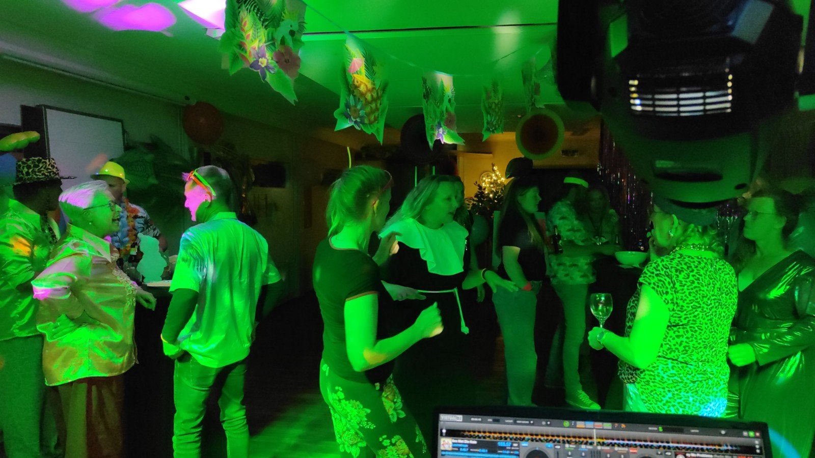DJ met licht en geluid, Solo-artiest