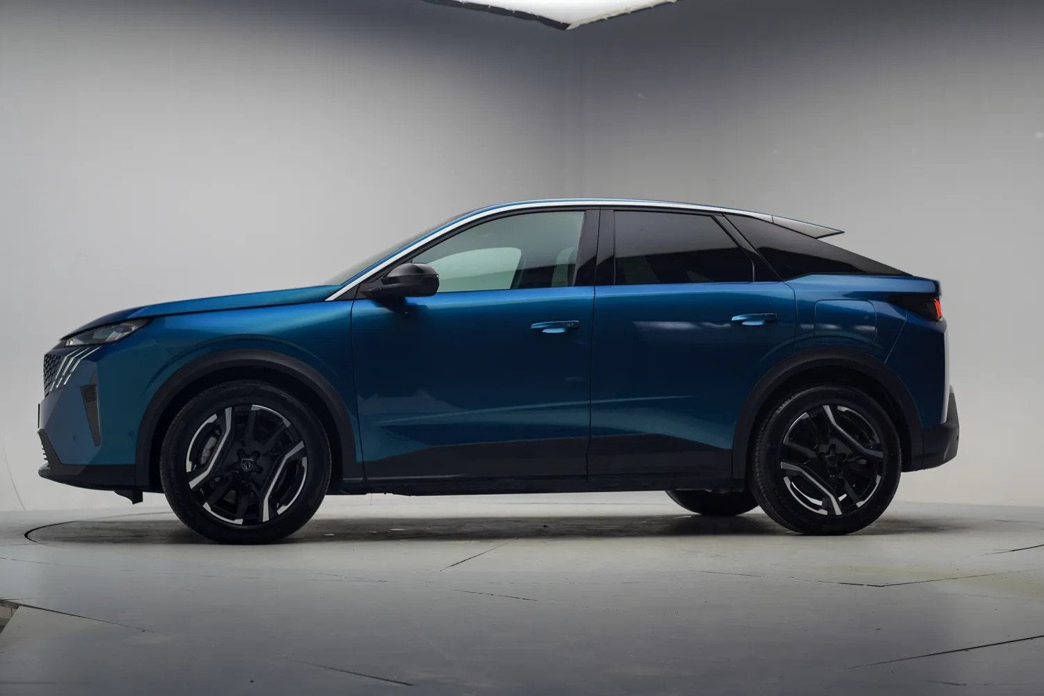 Peugeot E-3008 Allure 73kWh [ LED Apple/Android Camera ], Auto's, 0 cilinders, Blauw, Leder, SUV of Terreinwagen