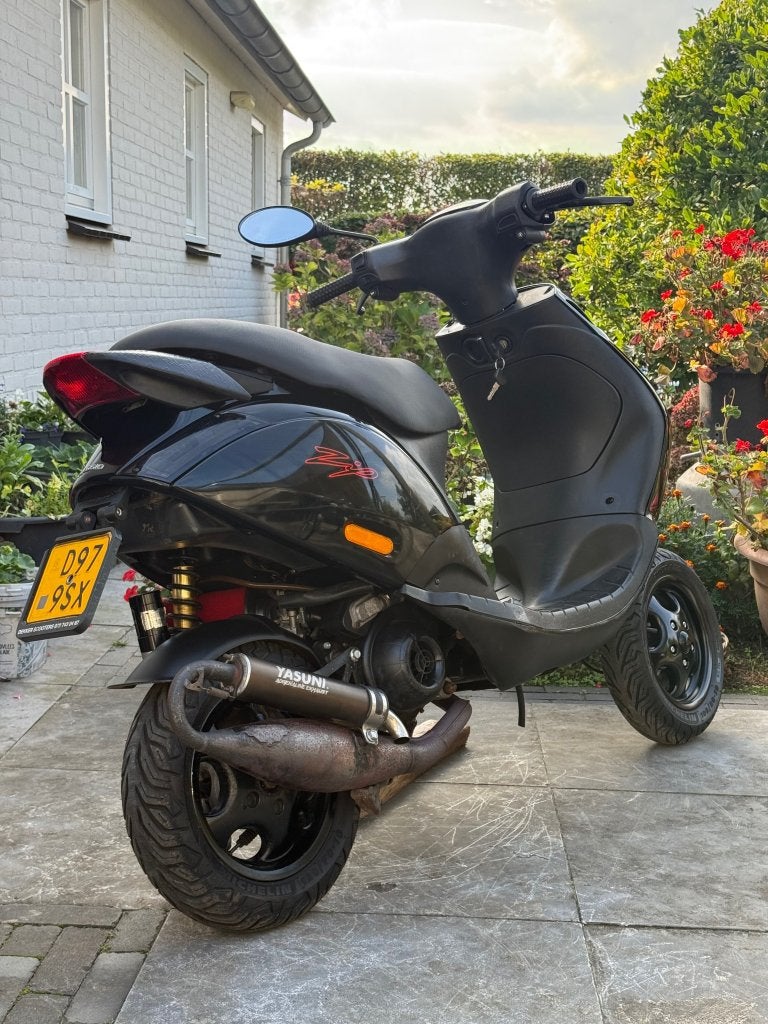 Foto 3 van ⭐️Piaggio zip 70cc Yasuni malossi brom Glans Zwart Bomvol⭐️