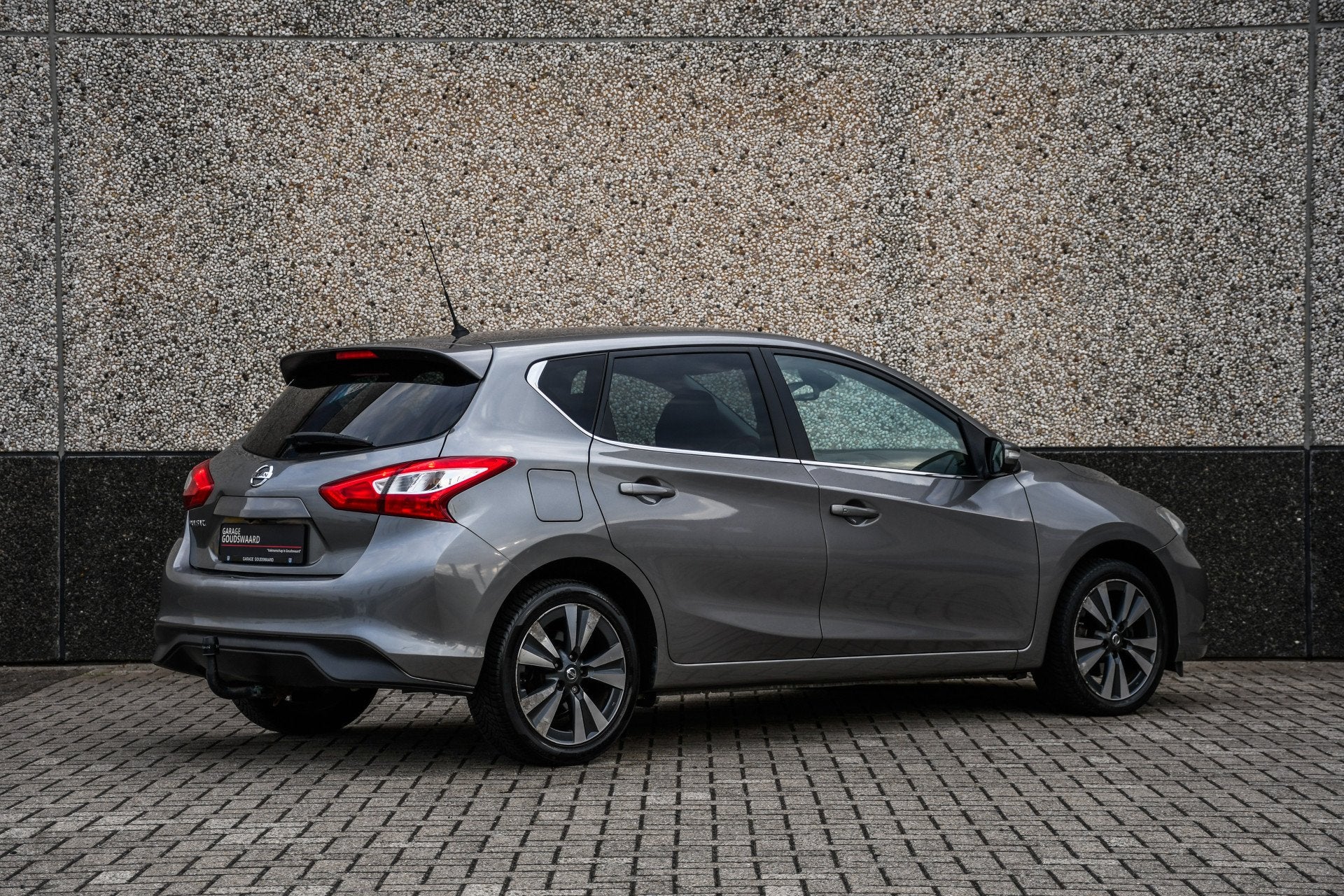Nissan Pulsar 1.2 DIG-T Tekna (bj 2015), Gebruikt, Zwart, 4 cilinders, 1165 kg