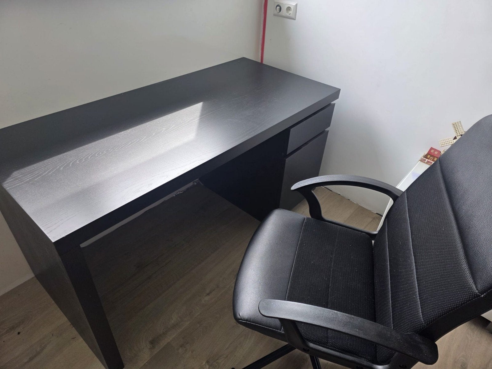 Zwart bureau met zwarte bureaustoel, Ophalen, Zo goed als nieuw, Zwart