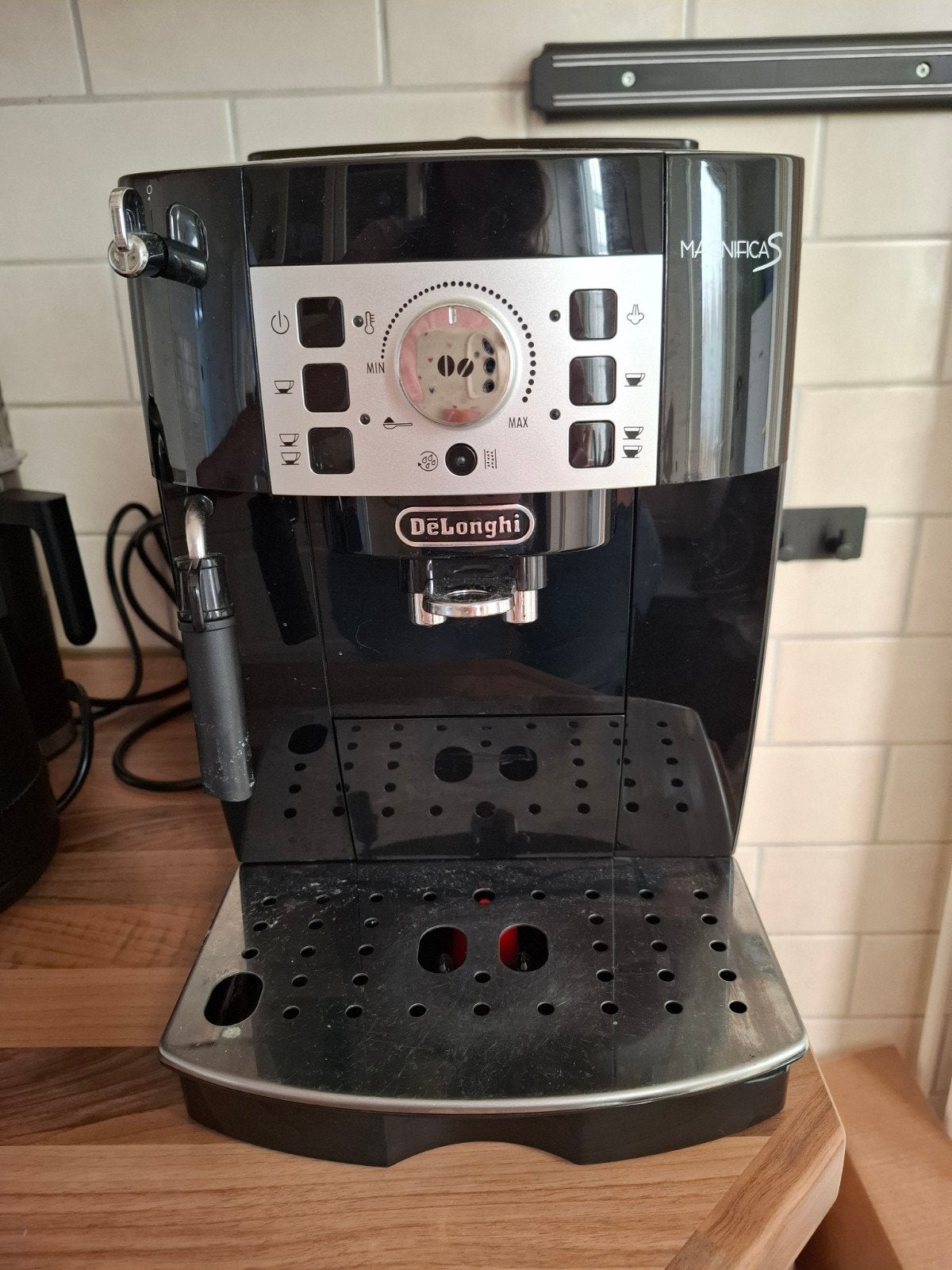 DeLonghi Magnifica S Espresso Apparaat - Zwart, Ophalen, 10 kopjes of meer, Koffiebonen, Zo goed als nieuw
