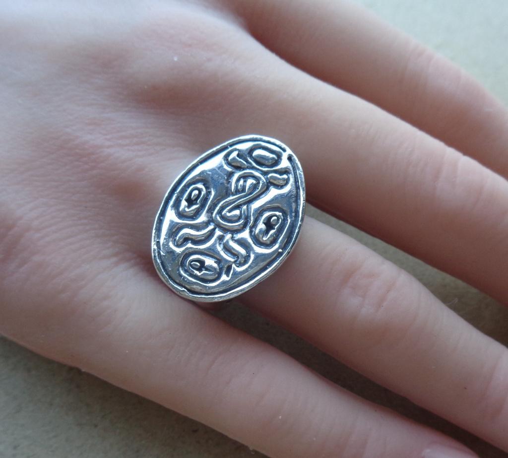 zilveren ring met een symbool [865], Verzenden, Zo goed als nieuw, 17 tot 18, Dame