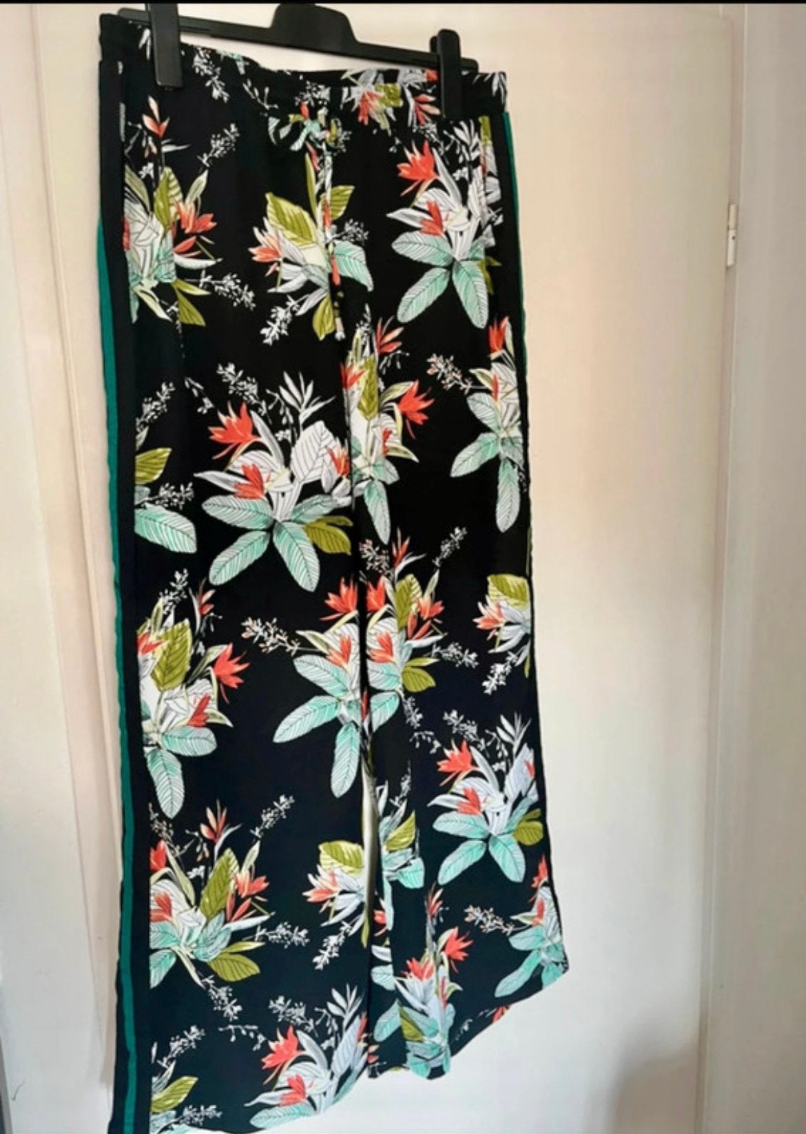 Eksept Shoeby Zwarte broek met bloemenprint en groene streep, Kleding | Dames, Broeken en Pantalons, Zwart, Maat 42/44 (L), Ophalen of Verzenden