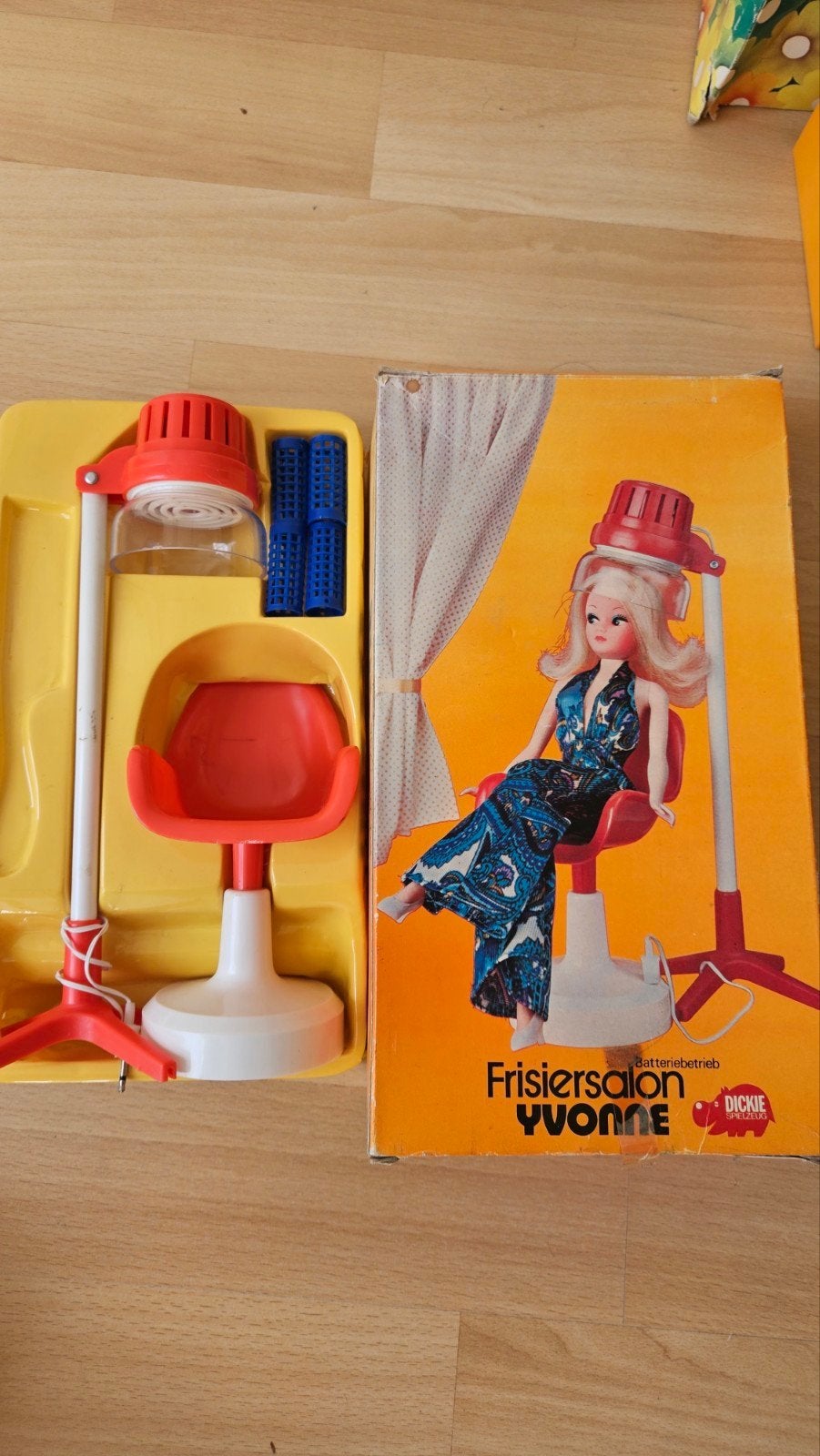Barbie spul: kapsalon, koelkas Fleur, Bad Fleur, Ophalen, Gebruikt