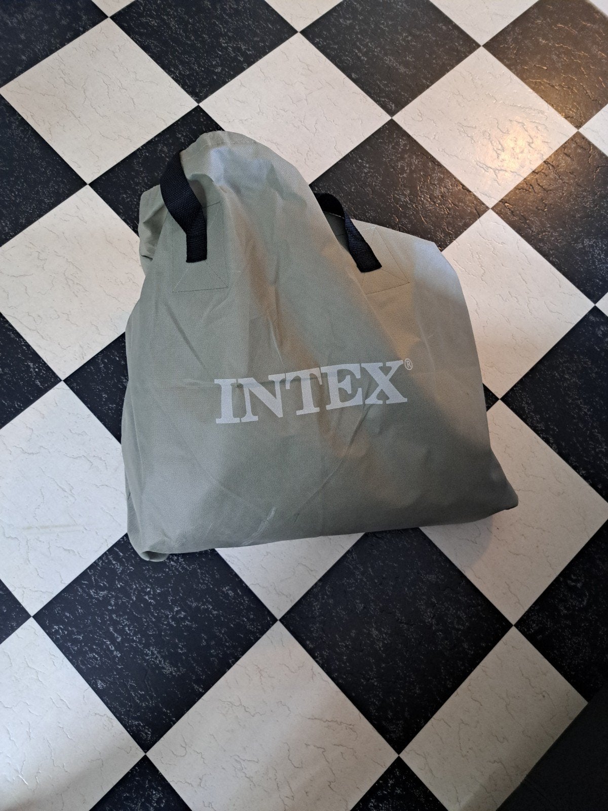 Intex tweepersoons luchtbed met ingebouwde pomp, Ophalen, Ingebouwde pomp, Zo goed als nieuw, 2-persoons