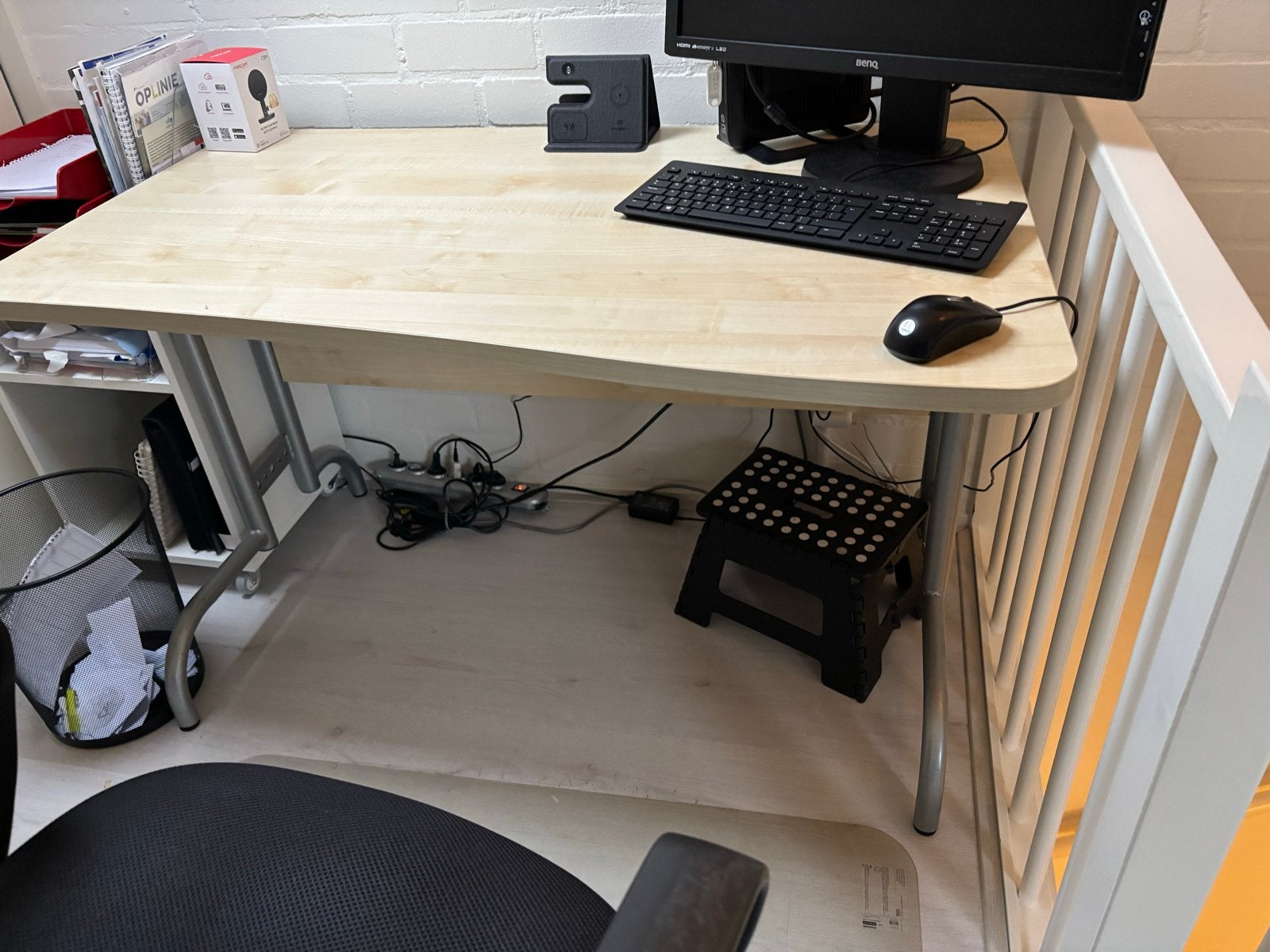 IKEA computerbureau, licht hout, metaal onderstel, Ophalen, Demontabel, Gebruikt, Hout