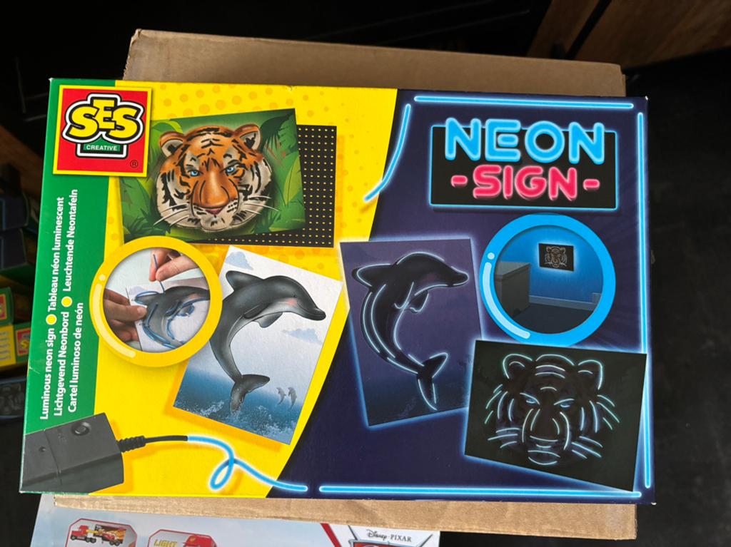Nieuw SES Creative Neon Sign Knutselset - Tijger & Dolfijn, Hobby en Vrije tijd, Knutselen, Dieren, Nieuw, Meerkleurig, Ophalen of Verzenden
