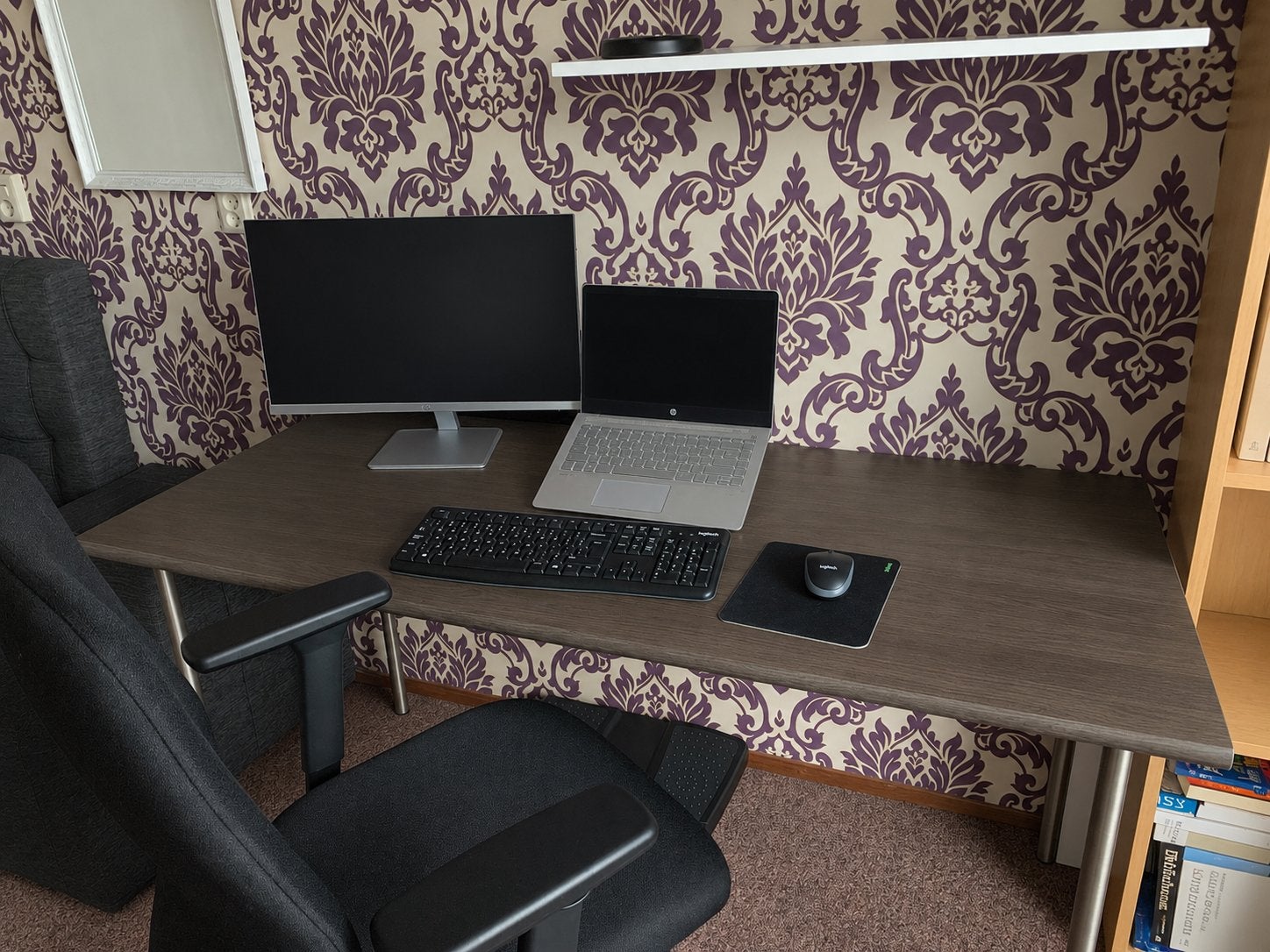Modern bureau met donker houten blad en metalen poten, Huis en Inrichting, Bureaus, Ophalen, Demontabel, Gebruikt, Hout