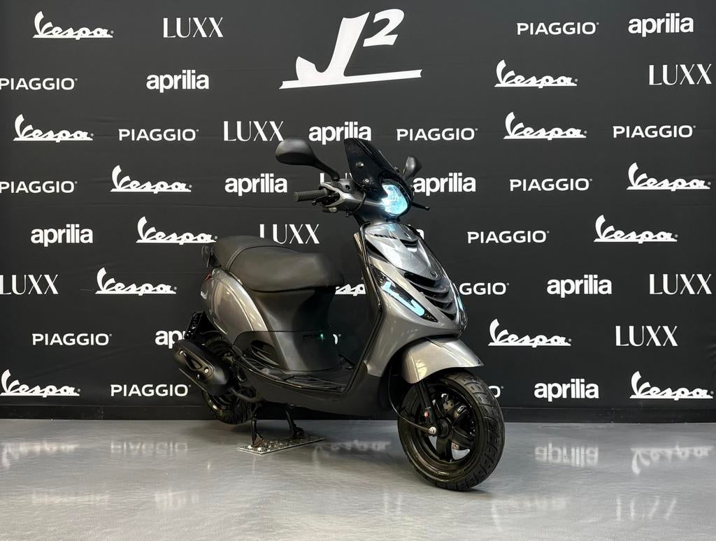 Piaggio Zip | Agaat Grijs | Brom | 2021 | 9505 km