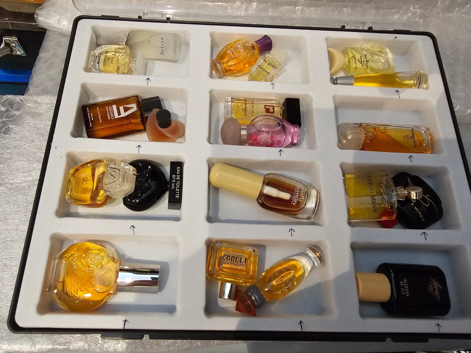Mooie vakjes bak met 20 volle mini parfums, Ophalen, Zo goed als nieuw, Miniatuur, Gevuld