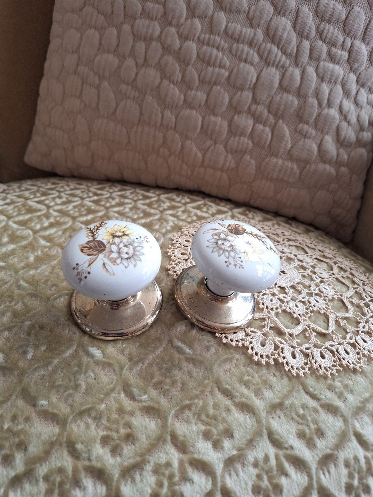 2 Brocante Porseleinen Deurknoppen ** Mimosa **, Antiek en Kunst, Ophalen of Verzenden