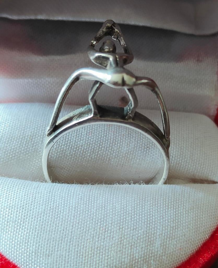 Zilveren ring met naakte vrouw mt 18 gewicht 3.5 gram, 18 tot 19, Ophalen of Verzenden, Zo goed als nieuw, Dame