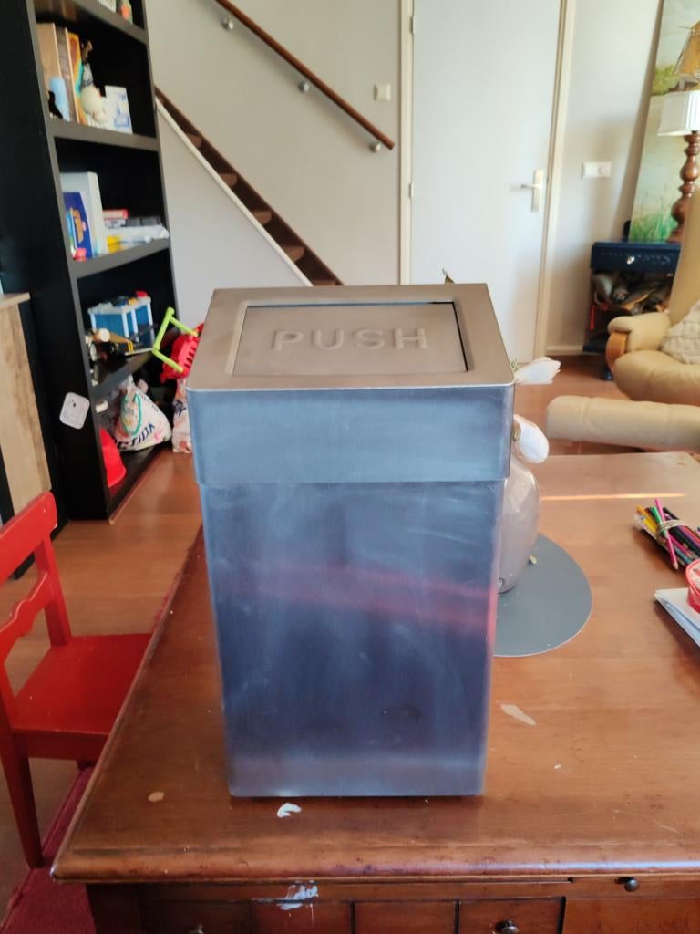 Santrail Lux Prullenbak - Zo goed als nieuw, Huis en Inrichting, Woonaccessoires | Prullenbakken, 50 tot 75 cm, Ophalen of Verzenden