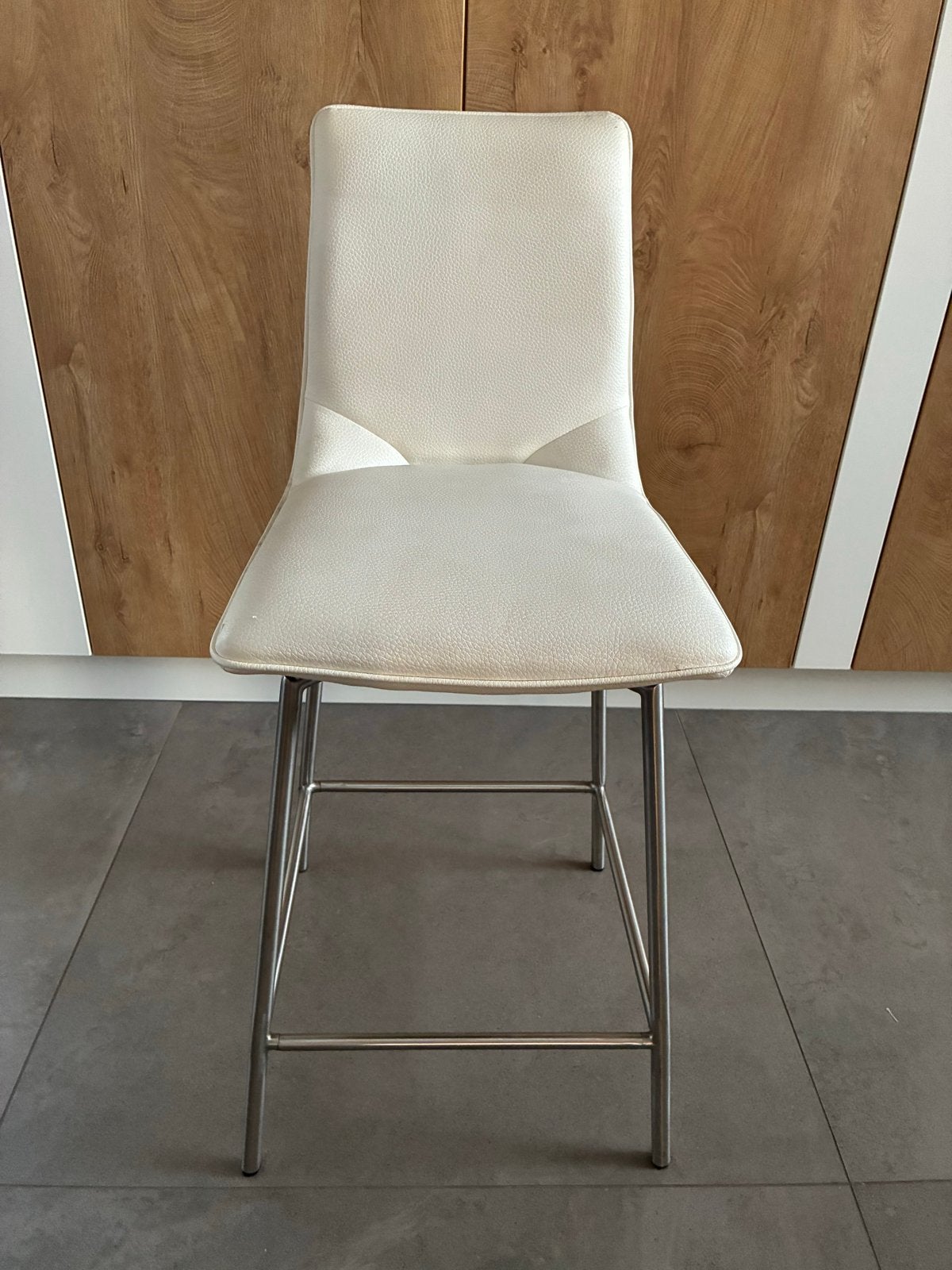 Moderne barkruk met rugleuning, wit kunstleer, 62 cm hoog, Huis en Inrichting, Barkrukken, Ophalen, Gebruikt, 60 tot 90 cm, 1 kruk